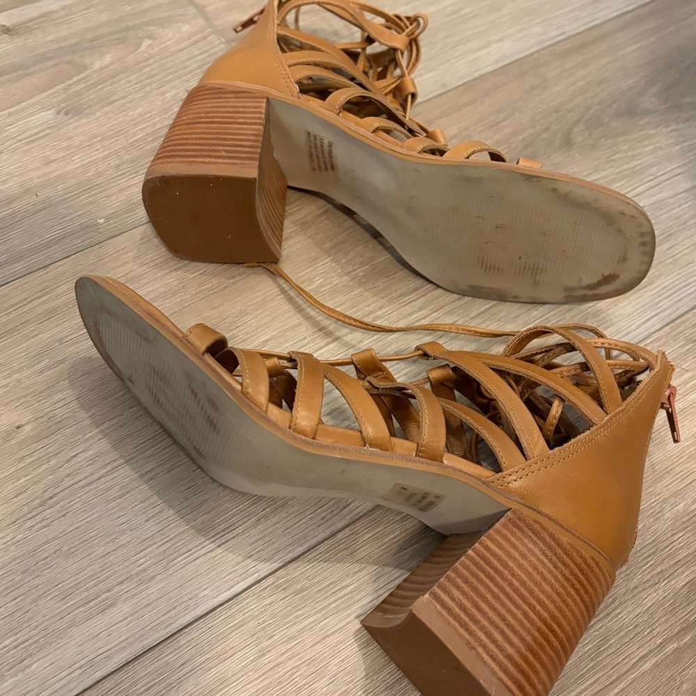 Steve Madden Lace-up Block Heel Sandals Tan Size 7
Leather upper
Made in Brazil - Picture 4 of 5